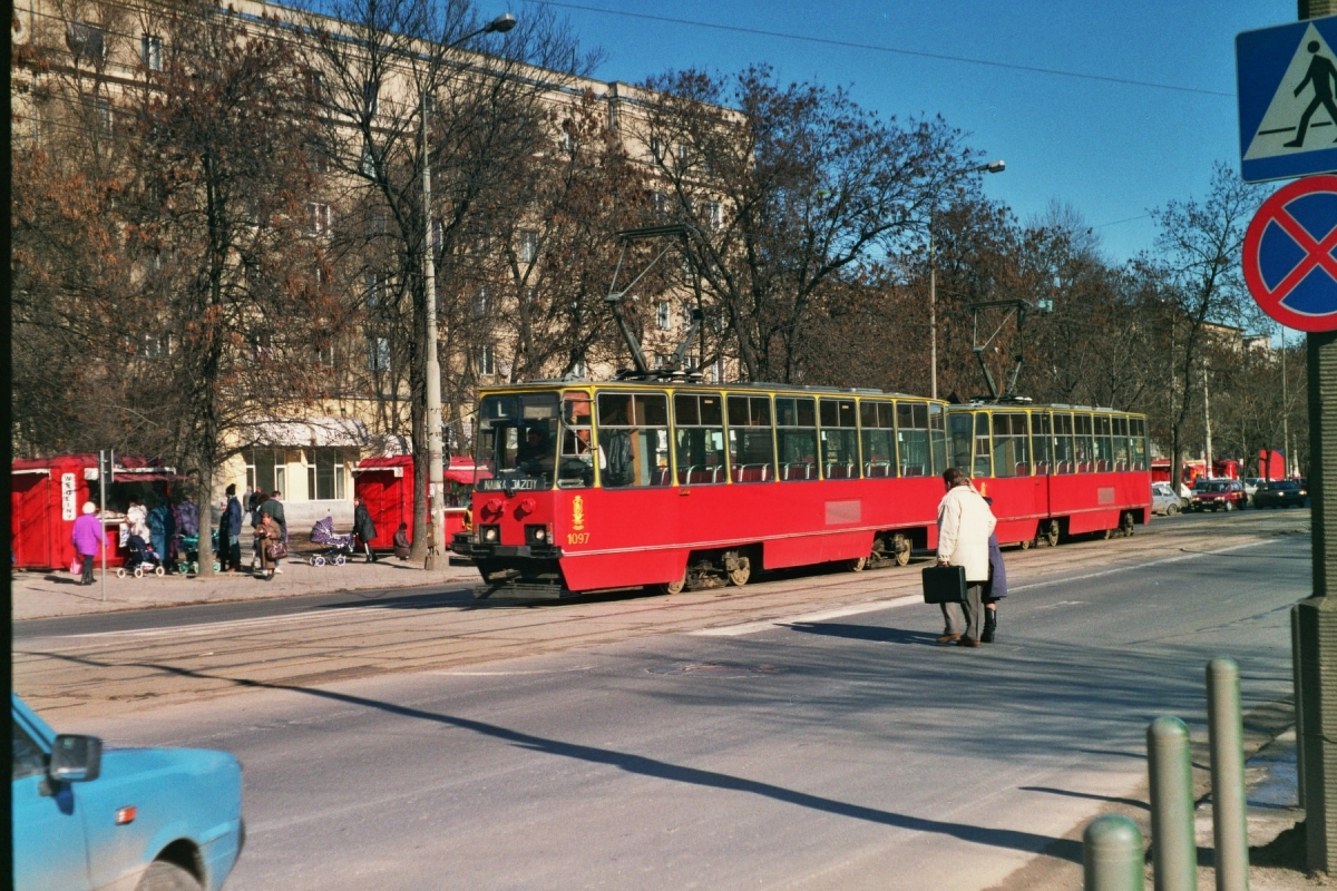 1097+1091
Skład 105Na 1097+1091 jeździł przez dłuższy czas na nauce jazdy.
W tym okresie na L-ce jeździły też składy: 1088+1083 (R-1), 1308+1307 z R-2, oraz 449+743 i 498+490 z R-4. 

Foto: P.B. Jezierski
