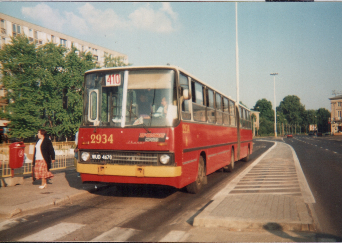 2934
Ikarus 280, produkcja 1990, NG 1999, kasacja 2007.

Zakład R-9 Chełmska spośród wszystkich dziewięciu działających na początku lat 90 zajezdni autobusowych cechował się najmniejszą liczbą autobusów przegubowych na ilostanie.
Pomimo tego w 1990 roku Chełmska została wyróżniona, otrzymując 1 z 10 pierwszych fabrycznie nowych Ikarusów 280 z automatyczną skrzynią biegów.
Ikarusowi przydzielono numer taborowy ze starego systemu numeracji, obsadzając drugą obsadę 2934.
Z zewnątrz wyróżniała go dedykowana naklejka na przedniej klapie "ZF Ecomat HP500".

Foto: P.B. Jezierski
Słowa kluczowe: 2934