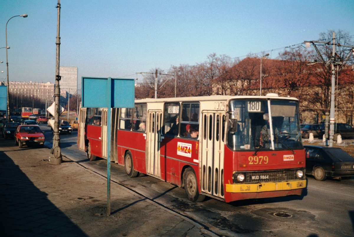 2979
Ikarus 280, produkcja 1985, NG w 1990 roku w Lublinie.
Ostatnie podrygi jednego z pięciu Chełmskich egzemplarzy przegubowych '85 przed odbudową w T-4.
Za kilka lat w tym miejscu powstanie przystanek autobusowy Metro Rarusz-Arsenał.

Foto: P.B. Jezierski
