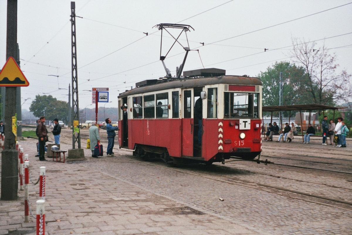 S-15
29 września 1996 był ostatnim dniem kursowania linii turystycznej T, kończącej swój pierwszy w historii sezon.
Z powodu braków taborowych (awarie taboru) było realne zagrożenie, że kursy Tetki w tym dniu zostaną odwołane.
Dzięki determinacji ówczesnych klubowiczów udało się zorganizować w ciągu jednej doby pozwolenie na dopuszczenie do przejazdu na jeden dzień technicznej N-ki S-15, stacjonującej na co dzień w zakładzie T-2 przy Obozowej, a następnie jej dostosowanie do stanu używalności.

Foto: P.B. Jezierski
