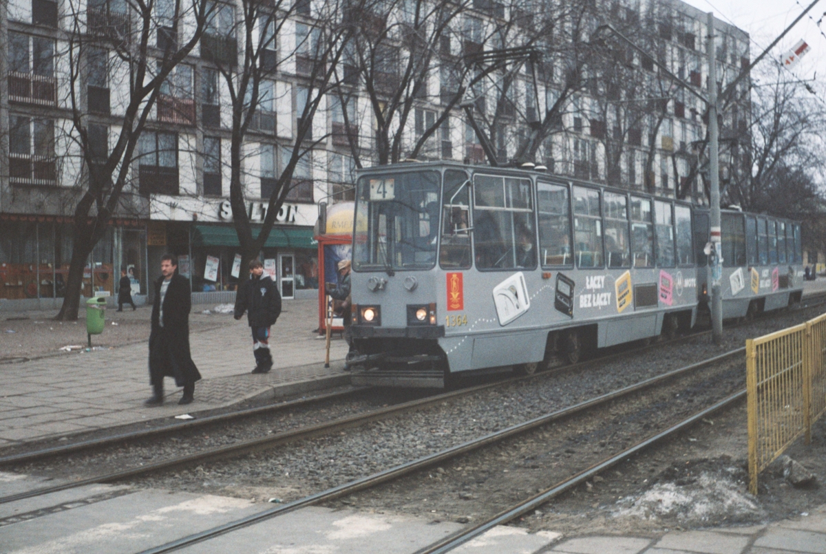 1364+1363
Różne twarze ciężkiej zimy 1995/1996.
Szaro, buro, stopiątkowo.
Z tramwaju wysiadł ogorzały jegomość w tureckim sweterku i gustownym płaszczu, a zanim podążą młodociany dresiarz.

Foto: P.B. Jezierski
Słowa kluczowe: 1364+1363