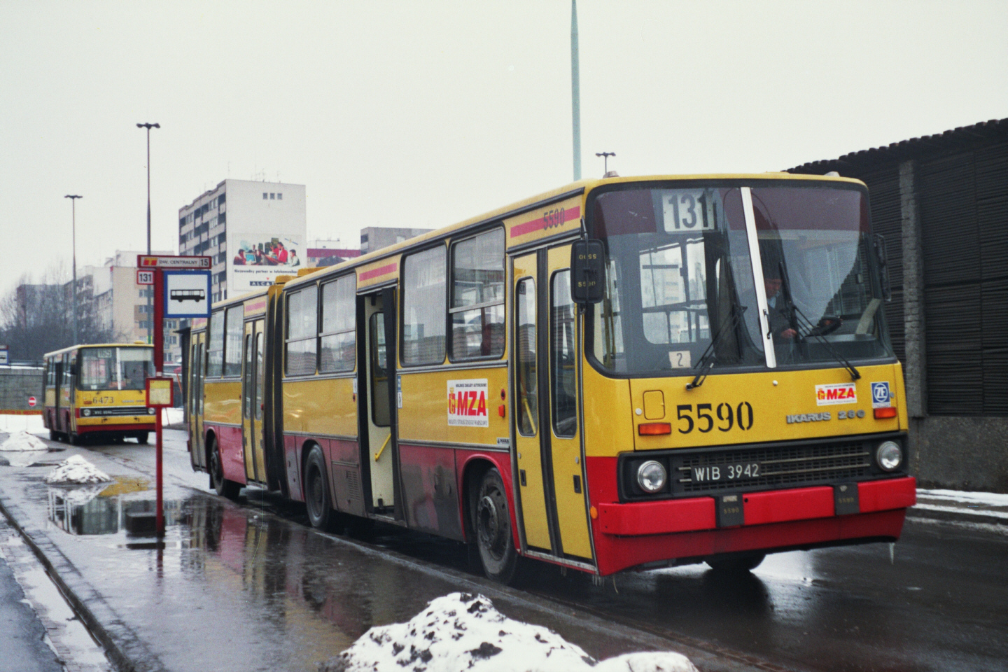 5590
Ikarus 280, produkcja 1995, kasacja 2013.
Ikarusy z rocznika '95 dotarły do Warszawy w drugiej połowie października 1995, jednak ich liniowa eksploatacja rozpoczęła się dopiero na przełomie stycznia i lutego 1996, kiedy panowała niezwykle ciężka zima.
Wóz 5590 podczas jednej z pierwszych jazd odpoczywa na krańcu Dw. Centralny (poziom -1), gdzie aktualnie znajdują się Złote Tarasy.
Wozem 5590 od nowości jeździł pan Witek, który przesiadł się z 2940, a następnie został instruktorem w ZTM.

Foto: P. B. Jezierski
Słowa kluczowe: 5590