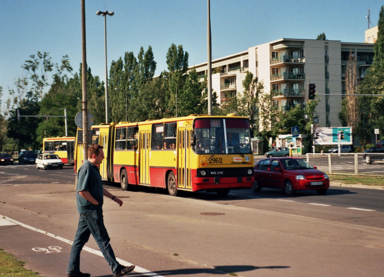 2962
Chełmska "karoseria" kilka miesięcy po naprawie bieżącej połączoną z przemalowaniem wozu w obowiązujące barwy i na 5 lat przed kasacją.
Za niecałe 20 lat będzie tędy jeździł tramwaj...

Foto: P. B. Jezierski
