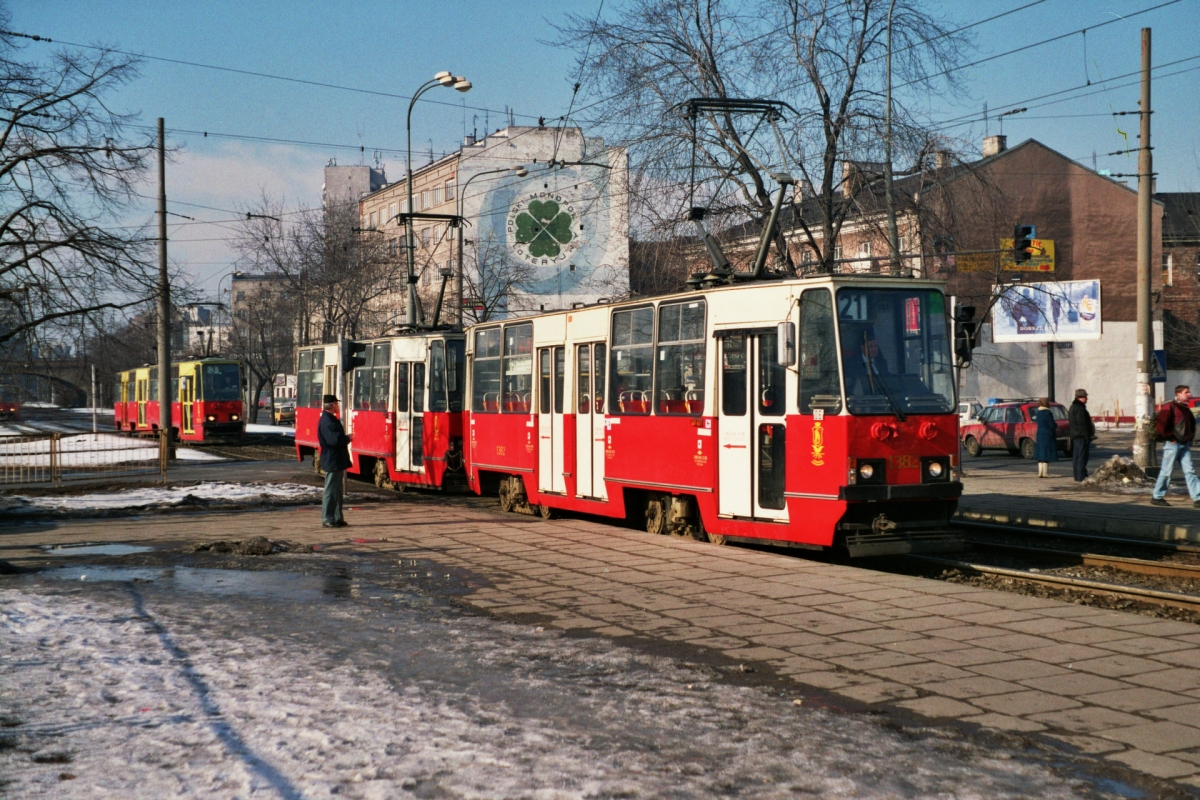 1382+1381
Praski skład oryginalnych fabrycznie wagonów 105Nb w kremowo-czerwonym malowaniu i numerami taborowymi malowanymi w Konstalu według starego schematu.

Foto: P.B. Jezierski
