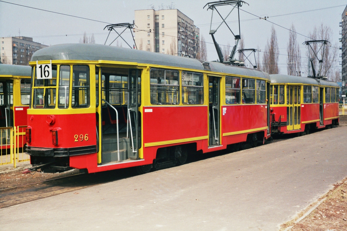 413+296
Mokotowski skład wagonów 13N 413+296.
Wagon 296 świeżo po NG1, chyba pierwszy lub drugi dzień w ruchu.

Foto: P.B. Jezierski
