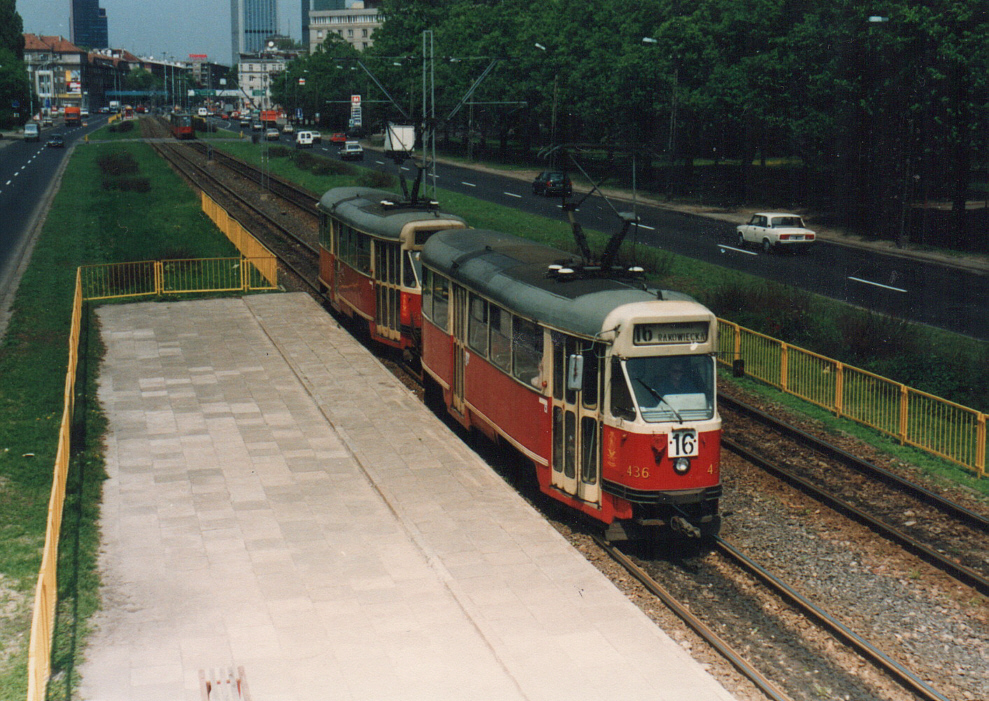 436+246
Kremowo-czerwone Mokotowskie parówki
Foto: P.B. Jezierski
Słowa kluczowe: 13N 436+246 16 AlejaNiepodległości 1996