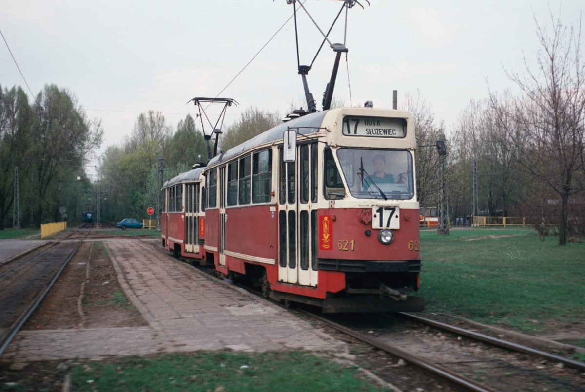 621+800
Żoliborski skład 13N 621+800 już znacznie wypłowiały, ale z nowym lusterkiem. Za sterami Norbert.

Foto: P.B. Jezierski
