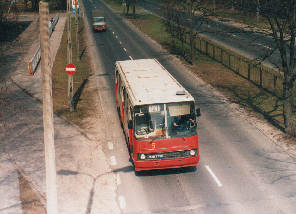 5
Ikarus 260, produkcja 1985, ex. 1663, NG 1993, Odbudowa 1997, Kasacja 03.2005
Foto: P.B. Jezierski
Słowa kluczowe: IK260 5 121 Marymoncka 1997