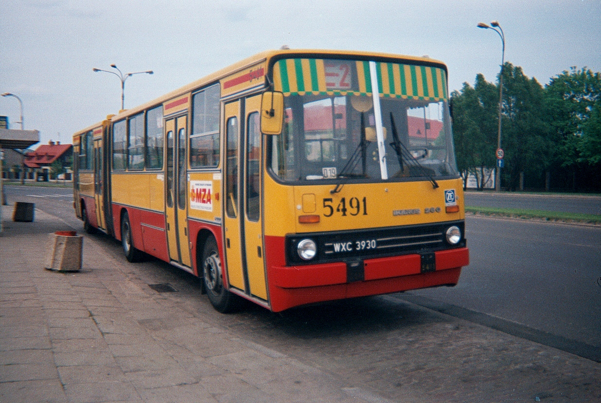 5491
Ikarus 280 z dostawy '94 w piątym miesiącu eksploatacji.
Na stałe jeździł nim śp. "Legia", a w wolnych dniach na popołudniowych dodatkach E-2 szalał dyspozytor Mariusz Fasola.
W styczniu 1998 wóz przeniesiono na zajezdnię R-11 Kleszczowa w ramach ówczesnego projektu, mającemu uczynić z Kleszczowej zajezdnię "wzorcową". Tam otrzymał nowy numer 5416.

Foto: P.B. Jezierski 
Słowa kluczowe: 5491
