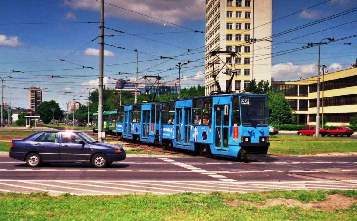 1192+1193
Dziesięcioletni zestaw 105Na 1192+1193 na nieistniejącej linii 32.
Rondo Daszyńskiego przeszło wielką metamorfozę i aktualnie jest największym placem budowy drapaczy chmur w Europie.

Foto: P.B. Jezierski
