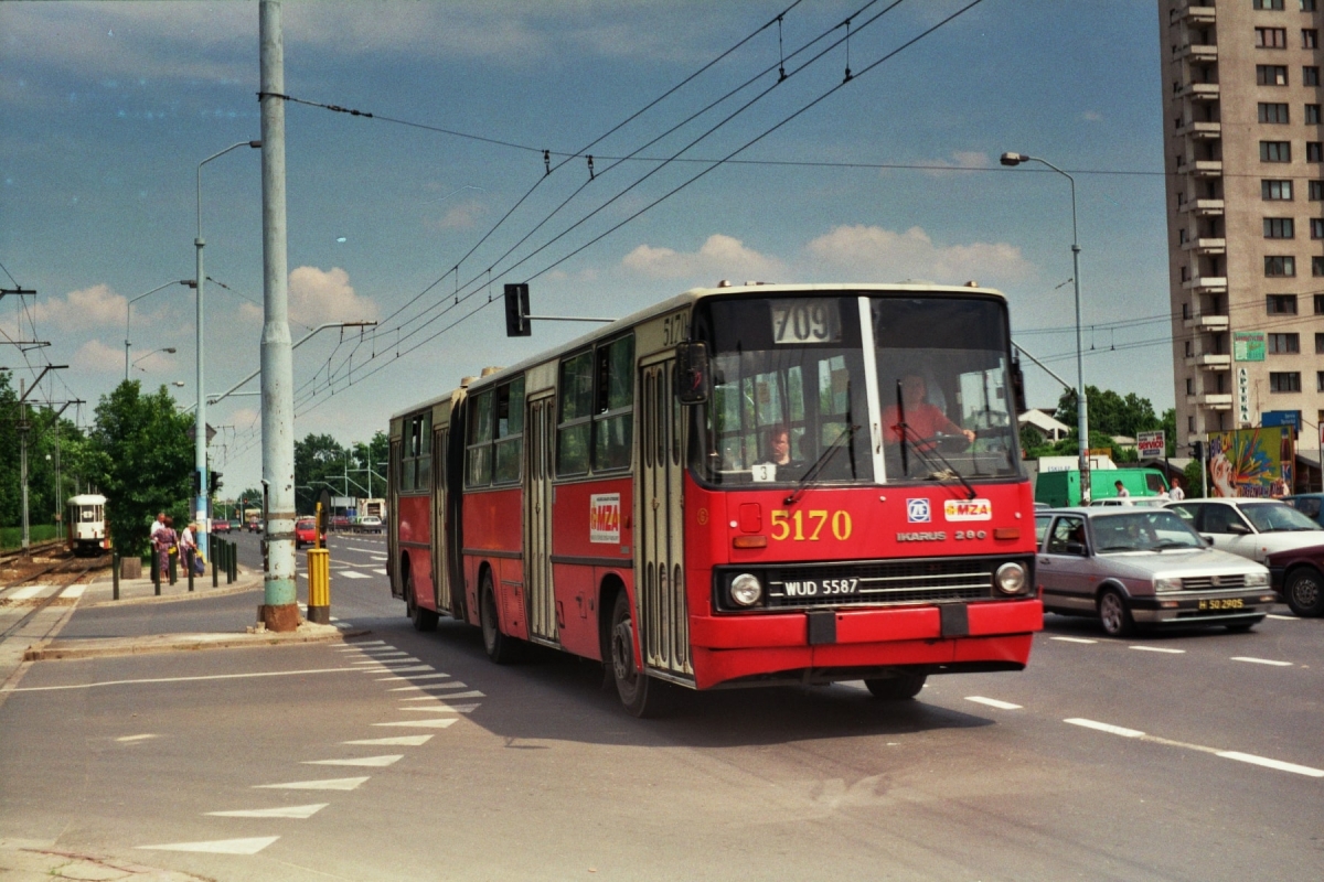 5170
Ikarus 280, produkcja 1991.
Od 1996 roku na stałe jeździł na liniach podmiejskich w składzie: Aniołek (zmiana A) i Gruby lub też "Marek seta" (zmiana B).

Foto: P.B. Jezierski

