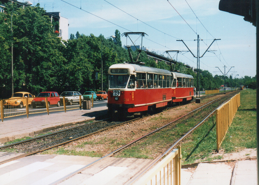 534+539
Kremowo-czerwona parówka ze średnim filmem.
Foto: P.B. Jezierski
Słowa kluczowe: 13N 534+539 19 Broniewskiego 1996