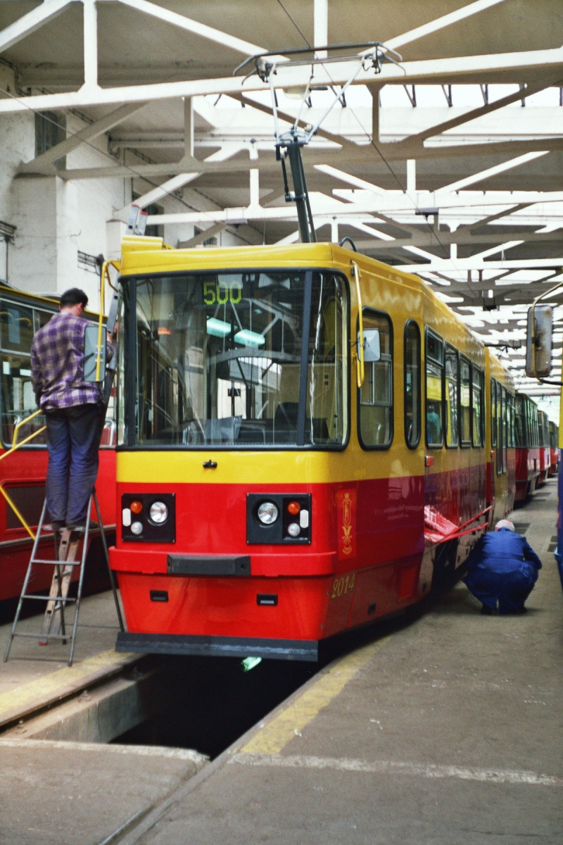 2014
Nowiutki, dostarczony prosto z Konstalu wagon 112N o numerze taborowym 2014 w trakcie ostatnich przygotowań przed pierwszym kursem liniowym w zajezdni R-2 Praga.

Foto: P.B. Jezierski
