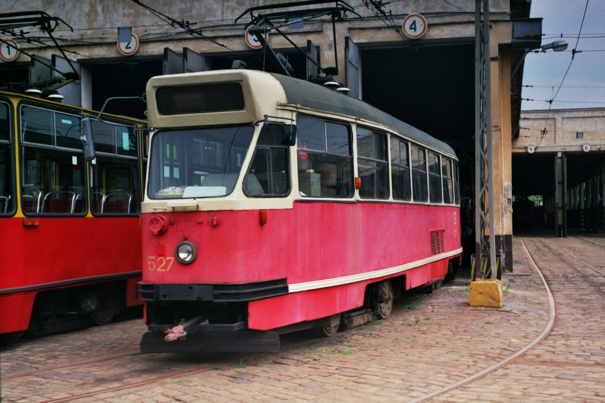 527
Zachowany wagon 13N o numerze 527 służył jako pojazd gospodarczy.
Bardzo rzadko opuszczał bramę zajezdni, prażąc się na słońcu zmienił kolory z czerwonego na różowy.
Był to chyba ostatni wagon 13N z pionowymi listwami dzielącymi kratkę od przetwornicy.
Parówka straciła życie w pożarze.

Foto: P.B. Jezierski
