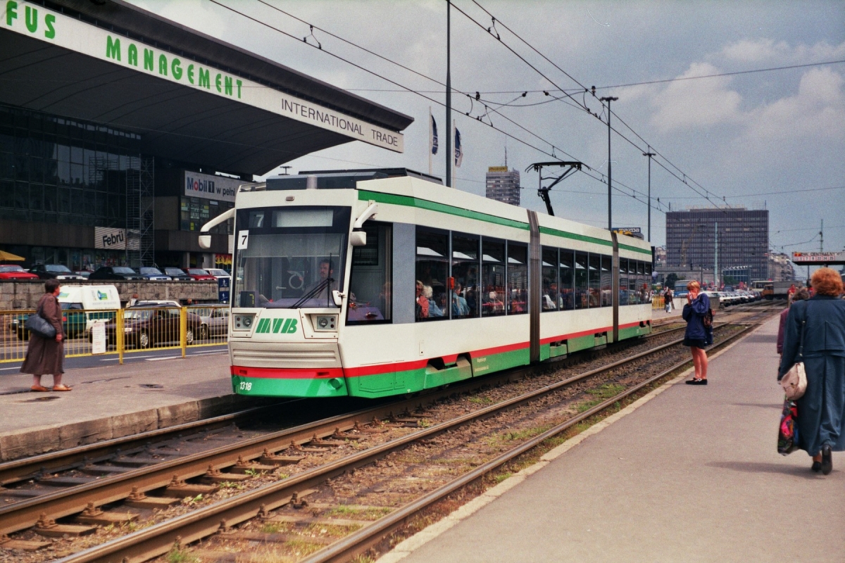 LHB
Wypożyczony w czerwcu 1996 roku tramwaj LHB wzbudzał podziw wśród mieszkańców stolicy.

Foto: P.B. Jezierski
