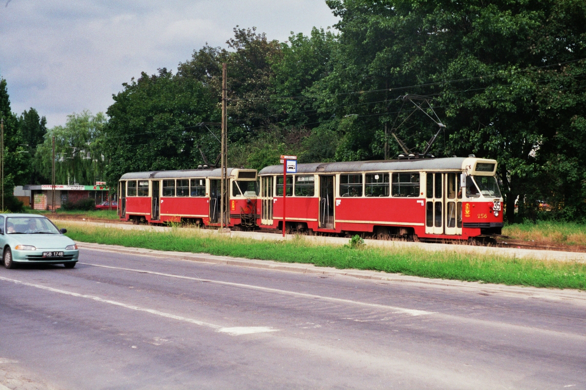 256+280
Mokotowski zestaw parówek jeszcze w kremowo-czerwonym malowaniu. Wagon 280 na rok przed kasacją.

Foto: P.B. Jezierski
