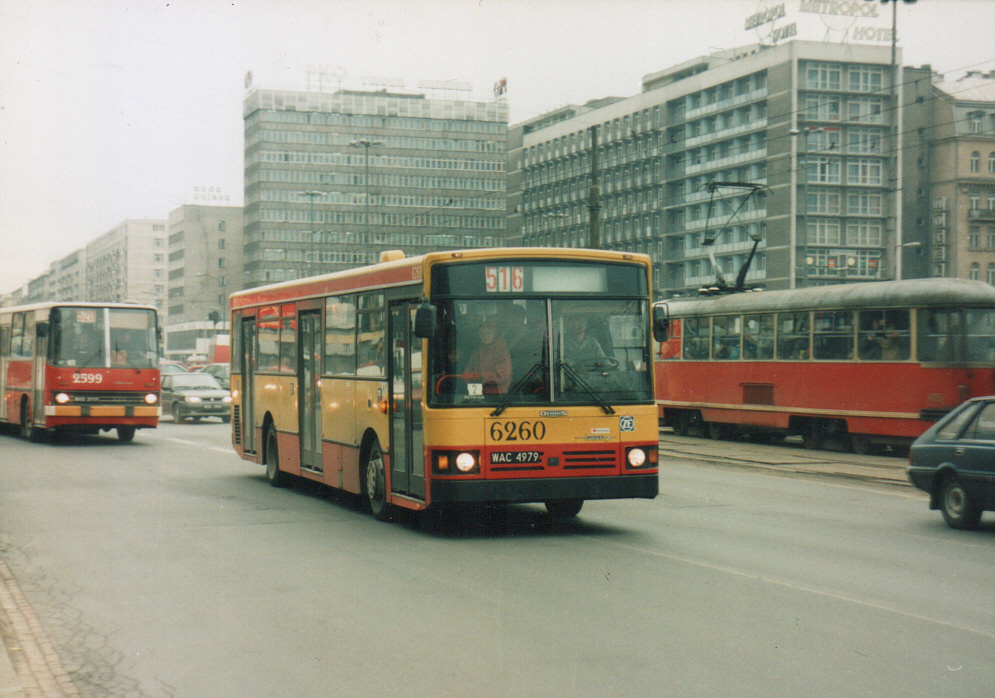 6260
Pierwszy Dennis, sprzedany po niespełna 10 latach eksploatacji.
Z tyłu atakuje 2599, a w przeciwnym kierunku po szynach sunie mokotowski skład parówek 415+563.
Foto: Jacek Gogół
