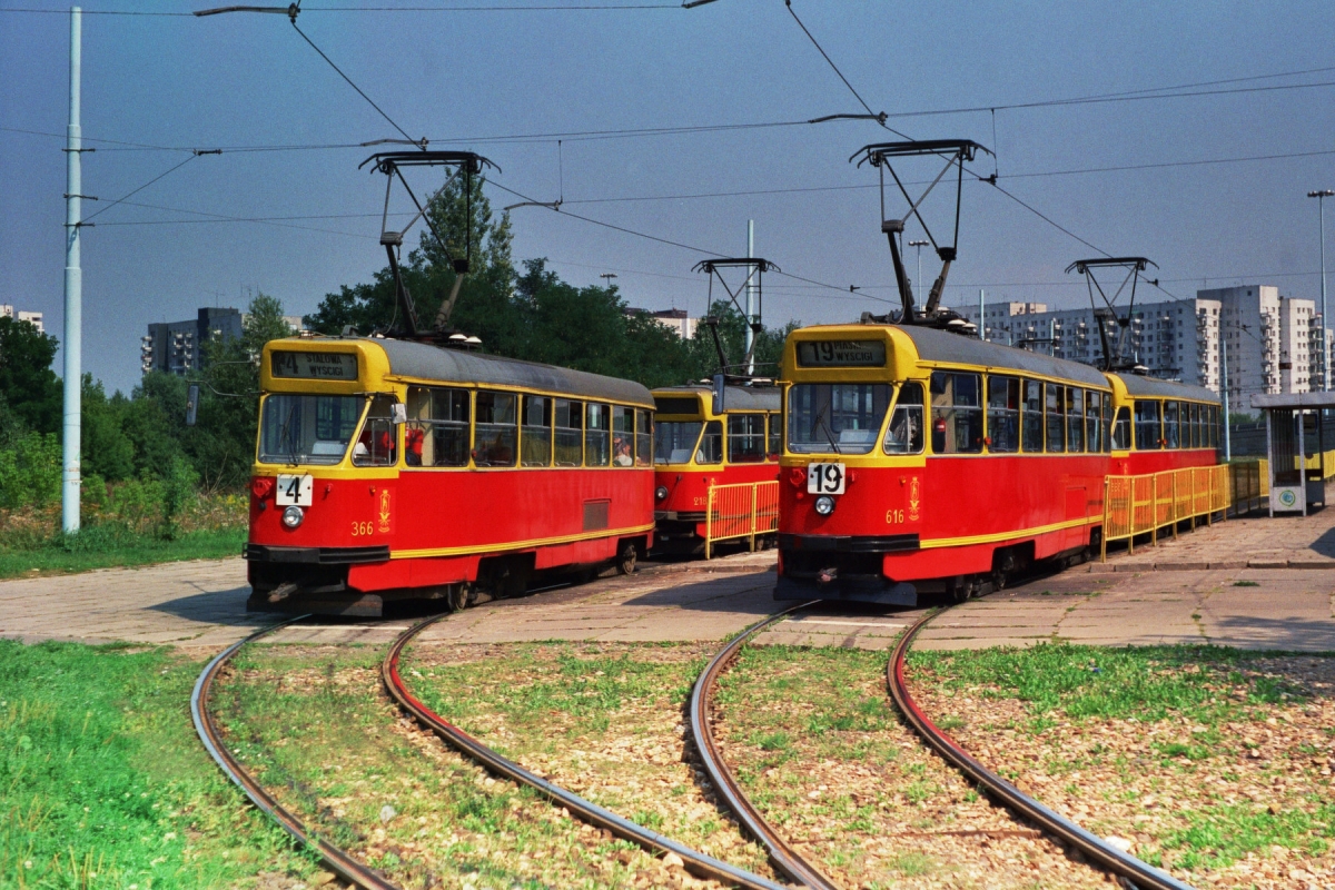 366+218 616+585
Błyszczące parówki z zakładów R-3 Mokotów i R-4 Żoliborz.
Skład 366+218 cztery miesiące później zostanie przemalowany na reklamę "New York City Pizza", zaś Żoliborski 616+585 w marcu 1997 roku dostanie reklamę "Candy, Brabork". 

Foto: P.B. Jezierski
