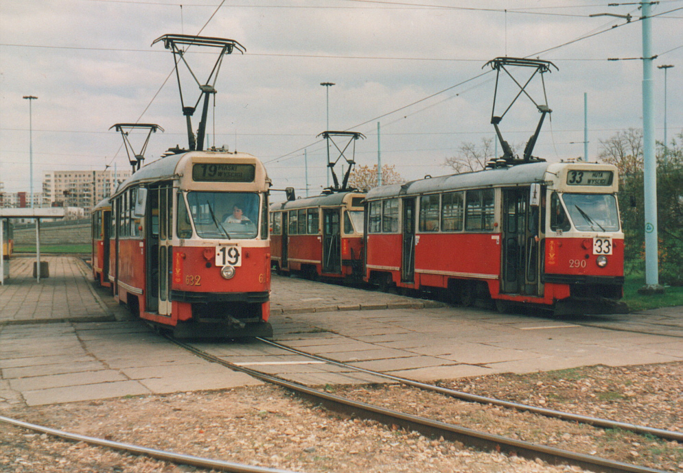 632+633
Żoliborskie parówki na 19 i Mokotowskie na 33. Ani tych wagonów ani tych linii już tu nie zobaczymy...
Foto: P.B. Jezierski
Słowa kluczowe: 13N 632+633 290+280 19 33 Wyścigi 1996