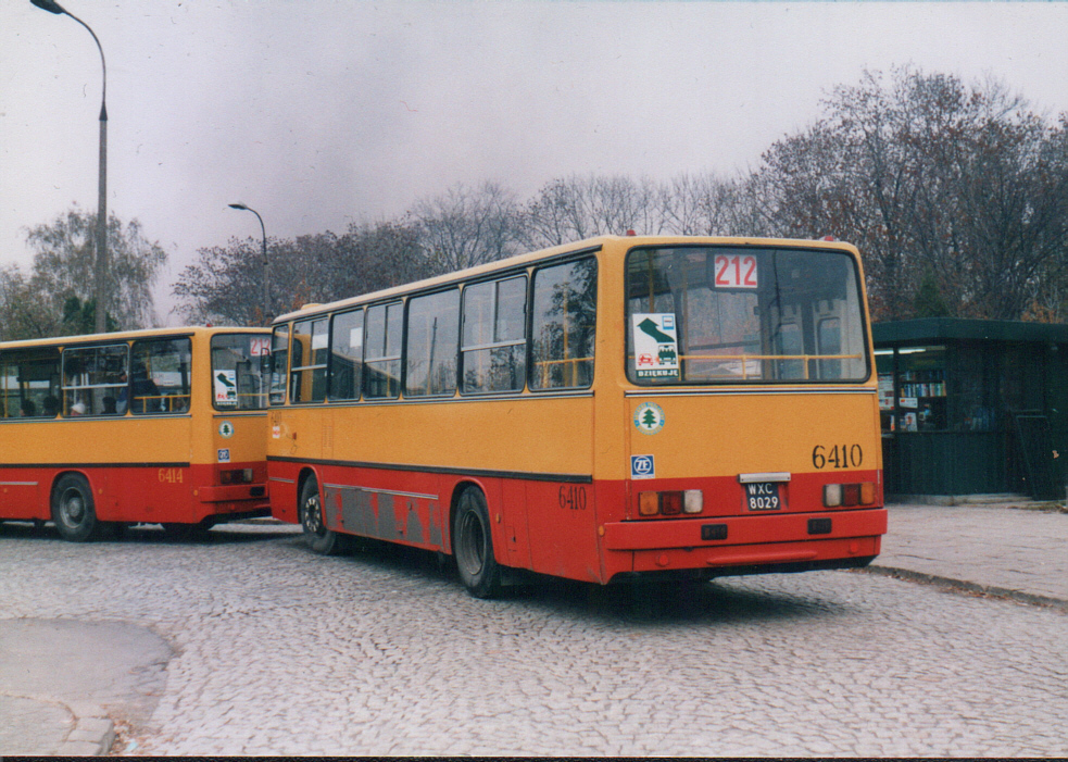 6410
Solówka z 1994 roku.
Z tyłu komplet nalepek, oraz czarny numer taborowy z lewej strony.
Foto: P.B. Jezierski
