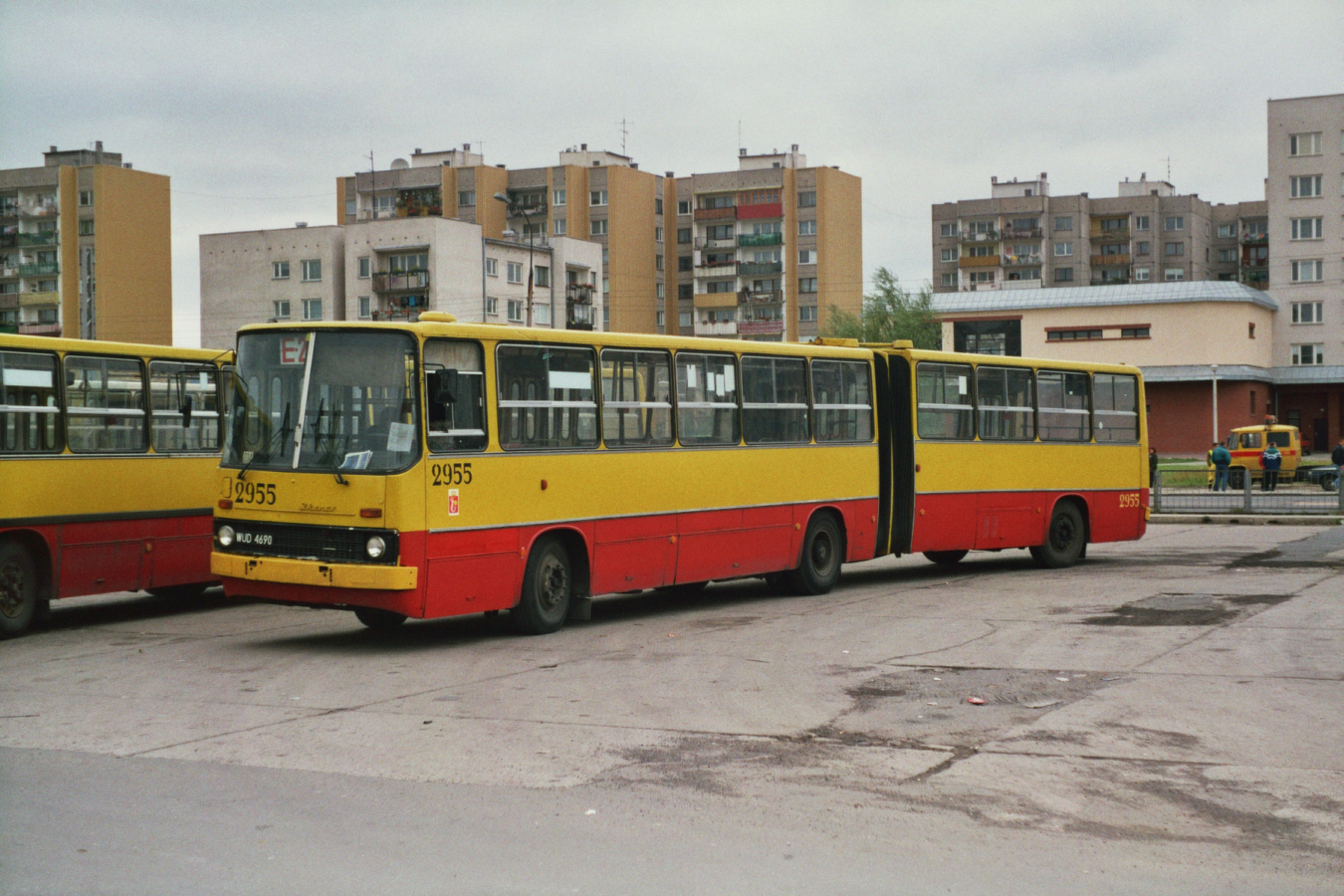 2955
Ikarus 280, produkcja 1985, NG 1991 (Lublin), kasacja 1998.
Wóz kilka miesięcy wcześniej przeszedł tzw. estetykę w zakładzie T-4 na Włościańskiej.
Remont polegał na pokryciu nowym lakierem karoserii, wnętrze nie było remontowane.
Przy okazji wóz przemalowano w nowe żółto-czerwono barwy, a na macierzystej zajezdni szybko przemalowano zderzaki na żółto jak to Chełmska lubiła robić w wozach w nowym malowaniu.

Linia E-2 na nieistniejącej już pętli Wrocławska-Kościół (d. Bemowo-Lotnisko).

Foto: P.B. Jezierski
Słowa kluczowe: 2955