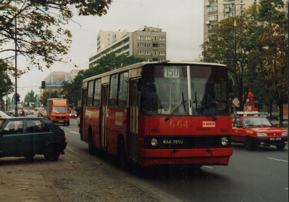 664
Linia 150 do końca związana z ulicą Świętokrzyską.
Ikarus 260, produkcja 1982, NG 1991, zdjęty ze stanu w styczniu 1999
Foto: P.B. Jezierski
