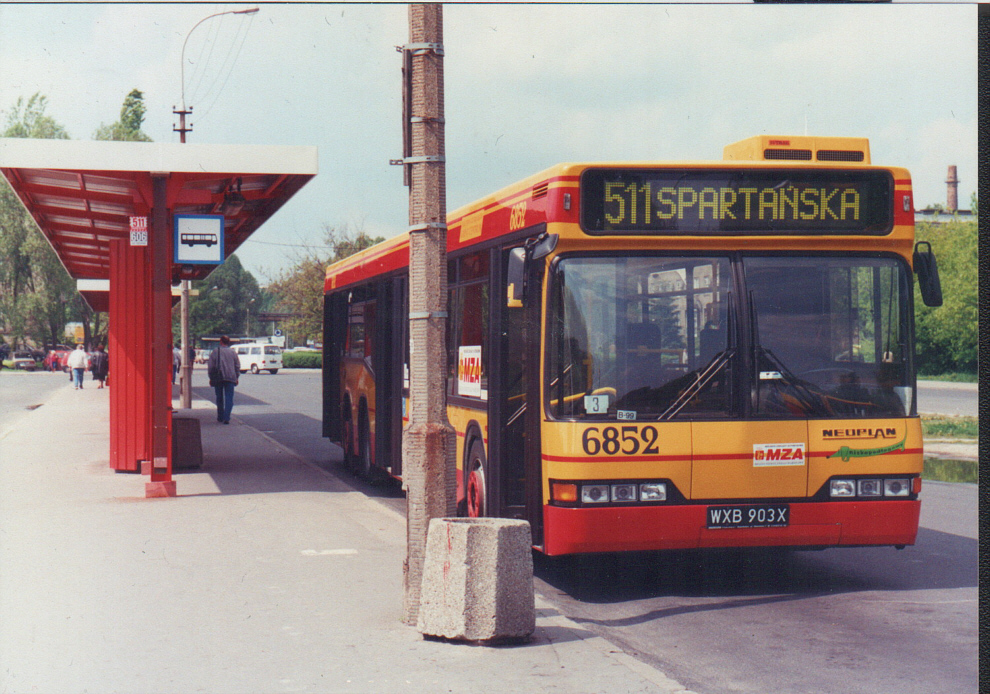 6852
Nieistniejąca już pętla autobusowa "Huta", nieistniejąca linia 511, istniejący ex. Inflancki Neoplan z dawnym mozaikowym wyświetlaczem.
Słowa kluczowe: N4020 6852 511 Huta 1999