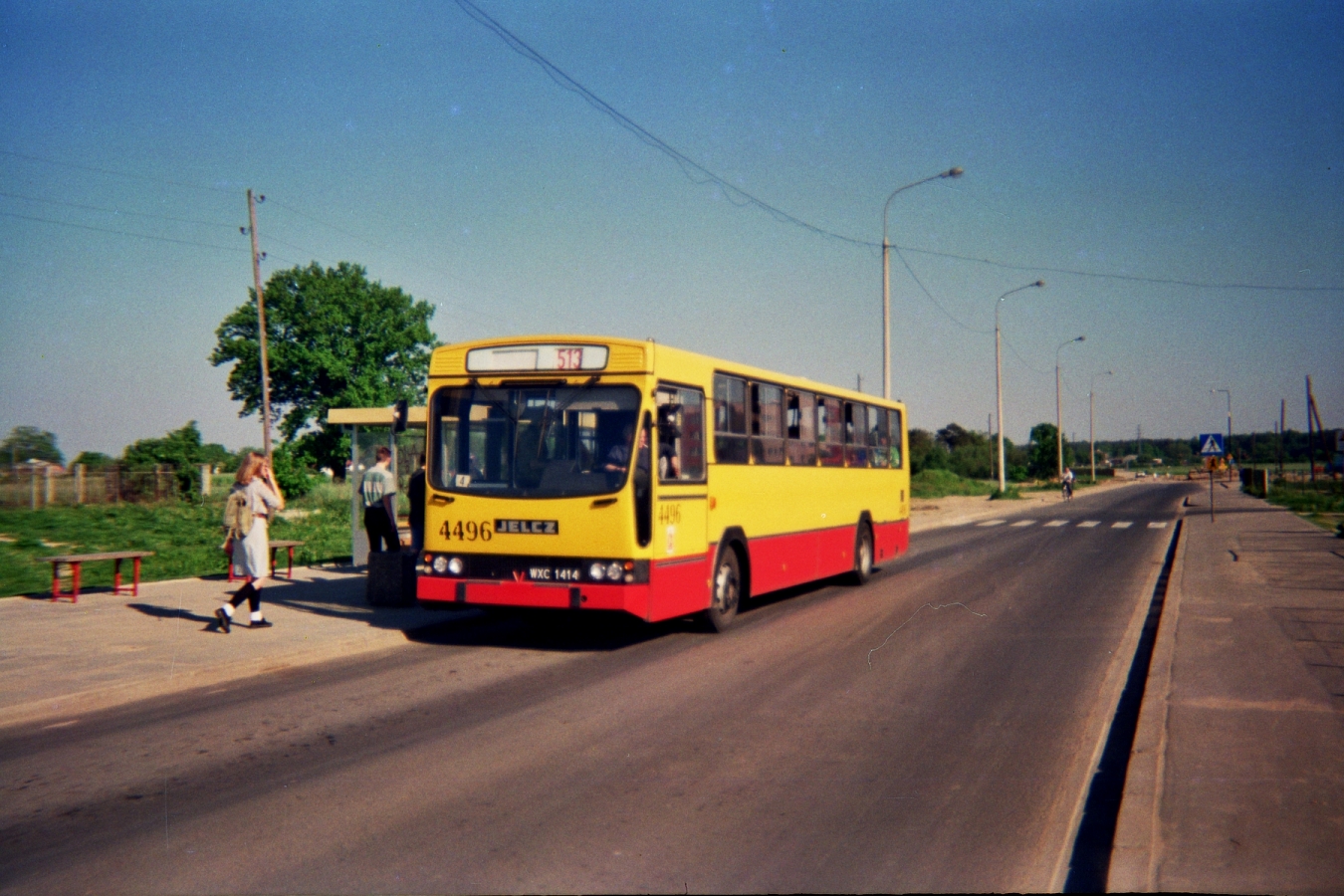 4496
Prowizoryczna pętla Natolin-Kabaty.
Funkcjonowała w czasach, gdy ul. Rosoła dochodziła do Wąwozowej, a Wąwozowa z kolei była jeszcze wielkim bagnem.
Autobusy zawracały używając skrótu przez osiedlowy parking.

Jelcz M120, produkcja 1994, NG 2001.

Foto: P.B. Jezierski
