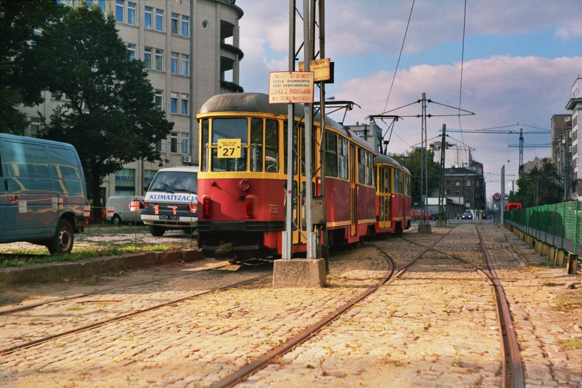 751+752
Jeszcze jedno zdjęcie z dwudniowych, weekendowych objazdów linii 27 i intensywnej eksploatacji, bardzo rzadko używanej wówczas pętli Plac Starynkiewicza.
Przed pierwszą przebudową na pętli, oprócz dwóch torów postojowych było jeszcze żeberko, bez sieci trakcyjnej, na które można było wstawić krótki wagon, np Berlinkę.
Tu dzięki uprzejmości motorniczego z zajezdni R-4 Żoliborz, cofnęliśmy wagon 752 z opuszczonym pantografem na tor, który nie wiadomo ile nie widział tramwaju.

Foto: P.B. Jezierski
Słowa kluczowe: 751+752