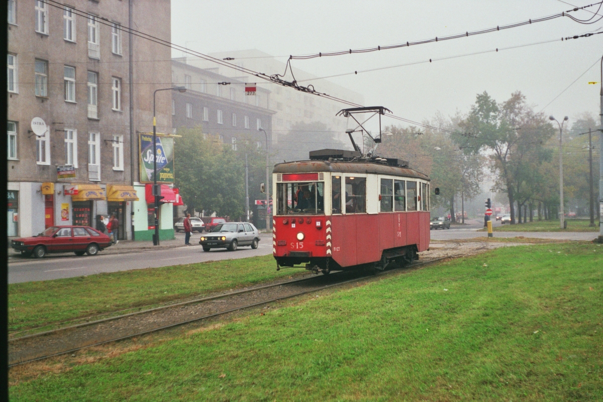 S-15
29 września 1996 był ostatnim dniem kursowania linii turystycznej T, kończącej swój pierwszy w historii sezon.
Z powodu braków taborowych (awarie zabytkowych wagonów) było realne zagrożenie, że kursy Tetki w tym dniu zostaną odwołane.
Dzięki determinacji ówczesnych klubowiczów udało się zorganizować w ciągu doby pozwolenie na dopuszczenie do przejazdu na jeden dzień technicznej N-ki S-15, stacjonującej na co dzień w zakładzie T-2 przy Obozowej, a następnie jej dostosowanie do stanu używalności.

Przejazd wagonu S-15 z zakładu T-2, ulicami: Obozową, Młynarską, Staszica, Wolską, Skierniewicką, Kasprzaka, Towarową, Grójecką do pętli Plac Narutowicza.

Foto: P.B. Jezierski
Słowa kluczowe: S-15