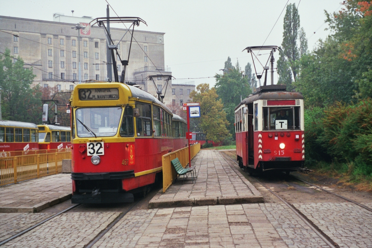 S-15
29 września 1996 był ostatnim dniem kursowania linii turystycznej T, kończącej swój pierwszy w historii sezon.
Z powodu braków taborowych (awarie zabytkowych wagonów) było realne zagrożenie, że kursy Tetki w tym dniu zostaną odwołane.
Dzięki determinacji ówczesnych klubowiczów udało się zorganizować w ciągu doby pozwolenie na dopuszczenie do przejazdu na jeden dzień technicznej N-ki S-15, stacjonującej na co dzień w zakładzie T-2 przy Obozowej, a następnie jej dostosowanie do stanu używalności.

Foto: P.B. Jezierski
Słowa kluczowe: S-15