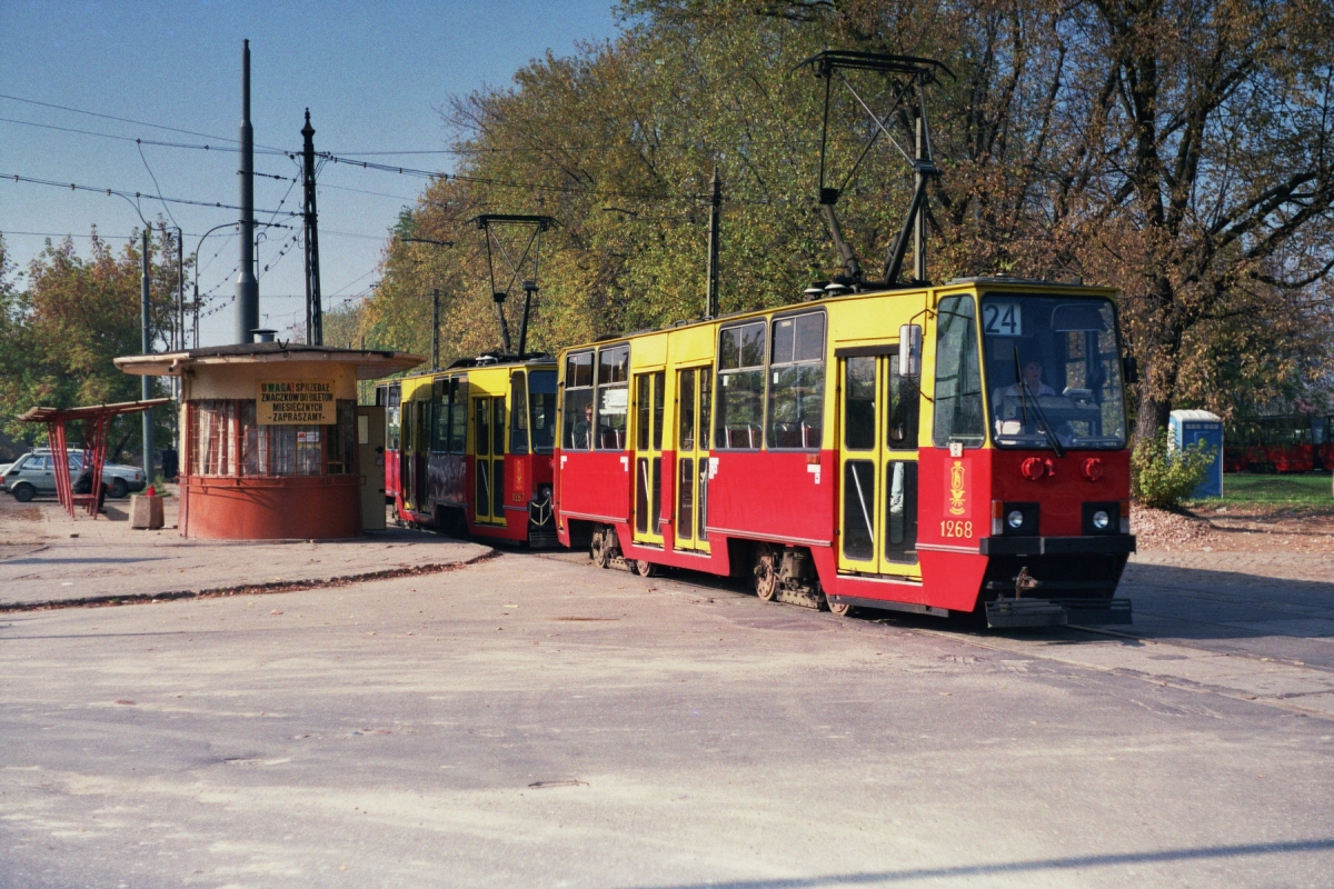 1268+1267
Pętla Koło i ulica Obozowa 23 lata temu.
Siedmioletni zestaw 105Na (produkcja 1989, NG1 1994) 1268+1267 na linii 24.
Na drugim planie kultowa ekspedycja (zburzona w 1998 ?) i wiata przystankowa starego typu.

Foto: P.B. Jezierski
