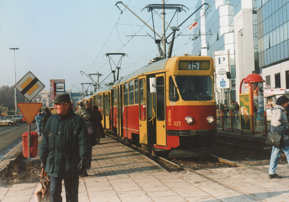 821+818
Żaba od 1994 roku przez kilka lat obsługiwała nieprzerwanie w godzinach szczytu linię 15
Foto: P.B. Jezierski
Słowa kluczowe: 13N 821+818 15 PlacBankowy 1996