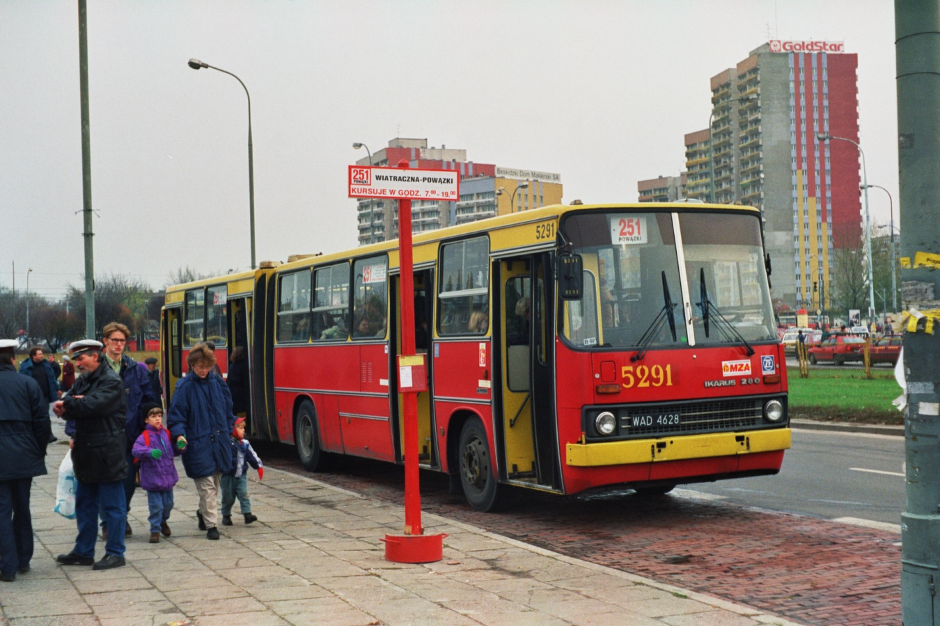 5291
Jeden z dwóch przedstawicieli Ikarusów 280 z rocznika 1992 przypisanych do zajezdni R-9 Chełmska.
Początkowo wóz miał numer 2960 przypisany ze starego zakresu numeracji. Następnie kiedy trafił do prywatnej firmy AKPOL otrzymał numer A306. Po powrocie do zajezdni R-9 Chełmska w drugiej połowie 1995 roku dostał numer 5291. Po likwidacji zajezdni przy Chełmskiej został przypisany do zakładu R-13 stalowa. Skasowany w roku 2010.
1 listopada 1996 roku wóz obsługiwał linię cmentarną 251. Był to pierwszy rok edycji linii cmentarnych według nowego systemu numeracji z zakresu 201 - 299.

Foto: P.B. Jezierski
