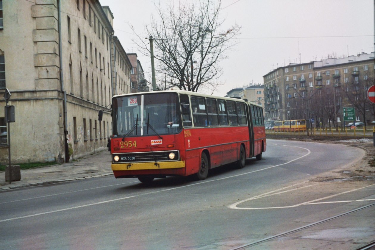 2954
Ikarus 280, produkcja 1986, ex. 653 Jelenia Góra.
Na Chełmską trafił w 1993 roku już po naprawie głównej.

Foto: P.B. Jezierski
Słowa kluczowe: 2954