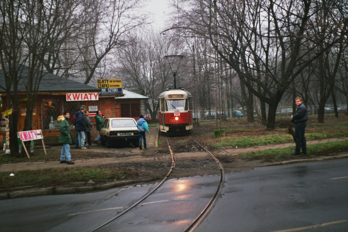 795
Wizyta na nieistniejącej już pętli Wierzbno wagonem 795 wynajętym przez KMKM z okazji jubileuszu 130 lat tramwajów w Warszawie i specjalnego przejazdu.

Foto: P.B. Jezierski
Słowa kluczowe: 795