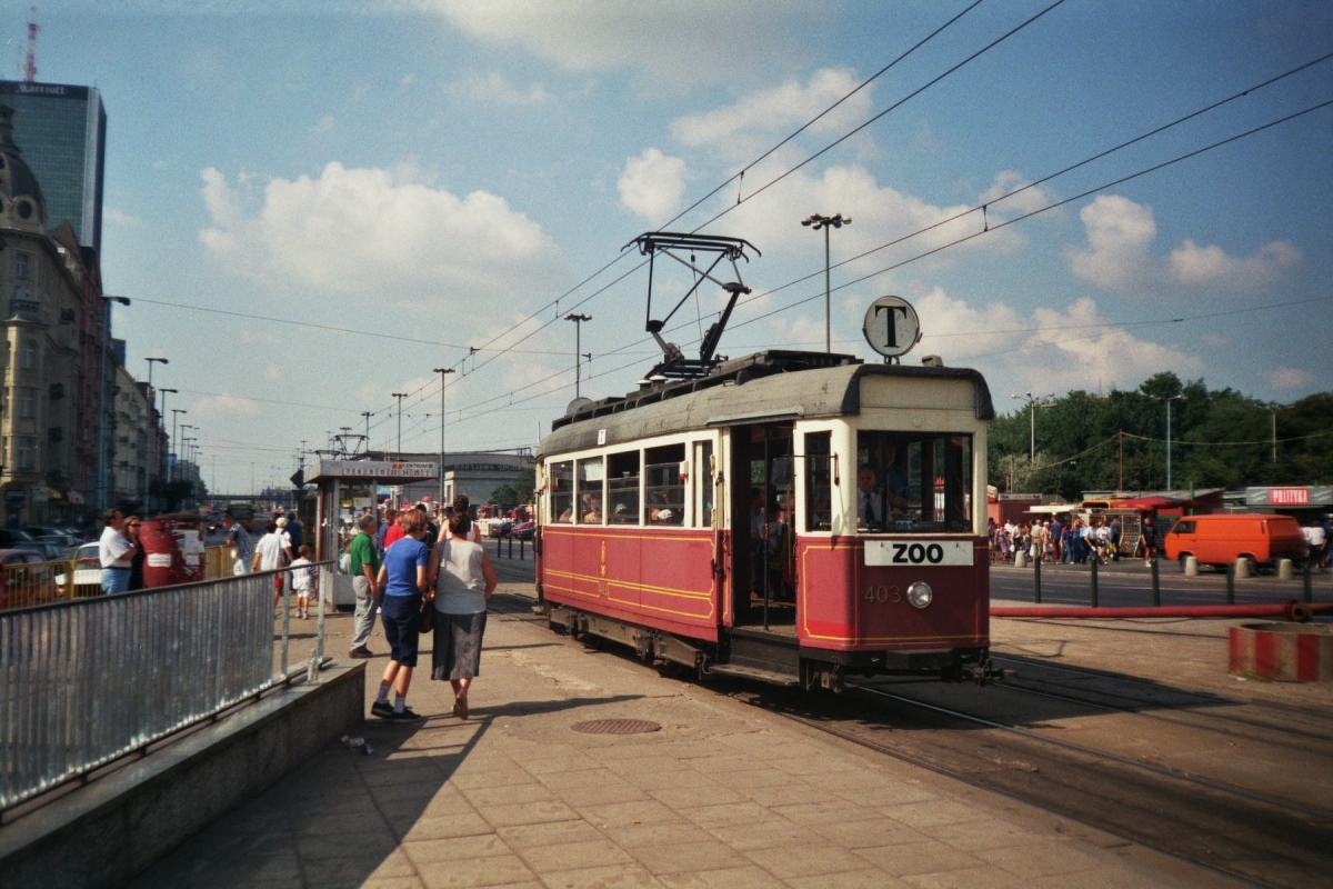 K403
Berlinka K403 była w roku 1997, czyli w drugim roku funkcjonowania linii turystycznej T jej podstawowym taborem.
Tu już z nieco wyblakłym lakierem w ostatnim dniu kursowaniu w sezonie 1997.
Za sterami motorniczy Darek D "Dada".

Foto: P.B. Jezierski
