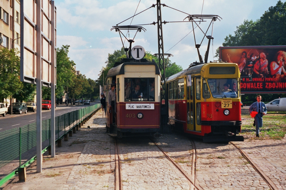 793+792
W tych czasach widok jakiegokolwiek tramwaju na pętli Plac Starynkiewicza był niezwykłą rzadkością.
Tego dnia spotkały się: Żoliborski skład 793+792 na linii 27 w czasie weekendowej zmiany trasy (Huta - Plac Starynkiewicza), oraz Berlinka na linii T, która nieplanowo wjechała na pętlę z pobudek miłośniczych miłośników :)

Foto: P.B. Jezierski
Słowa kluczowe: 793+792