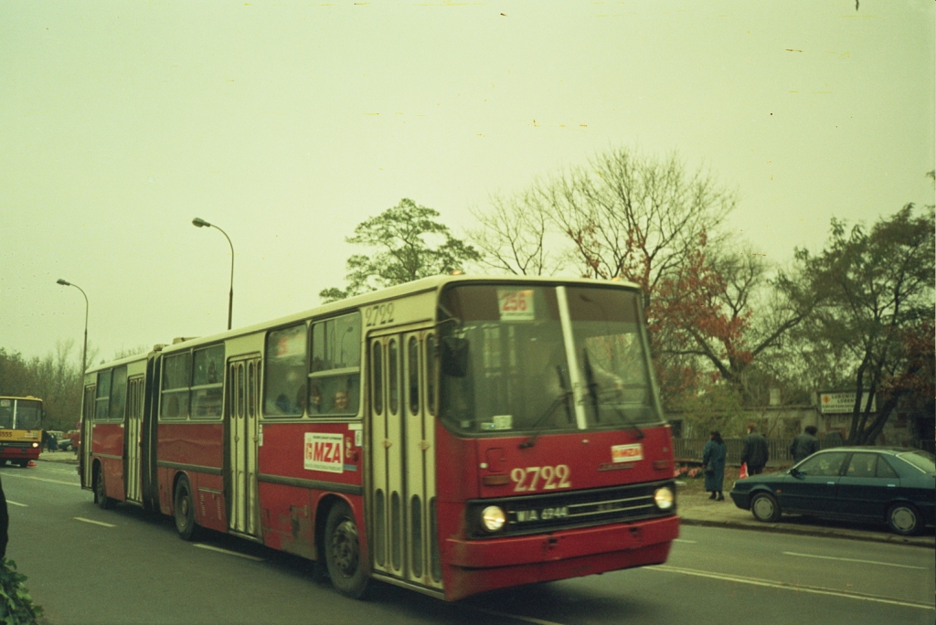 2722
IK280.26, rok prod. 1991, NG 1999, kasacja 2007
256 była wtedy linią międzycmentarną łączącą to, co teraz 409. Obsługiwało ją 60 wozów. Niestety, utrudnienia drogowe w rejonie cmentarzy wpłynęły na dużą nieregularność kursowania. W 1999 roku została podzielona na 211,213 i 214

Słowa kluczowe: 2722 256 1997