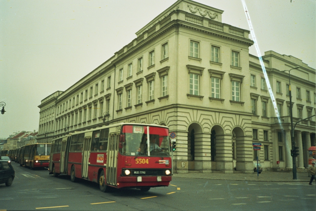 5504
IK280.26, rok prod. 1990, NG'98, 2003>R10>5004, kasacja 2008
Tuż przed wypadkiem na terenie R5, który przyśpieszył remont tego automata, wymuszając podmianę pierwszego członu. Drugi z uczestników, 2834, został skasowany jako 2881, oryginalny z kolei pojeździł jeszcze jako 2834 do 2001r.
Takie kombinacje się wtedy robiło
222 na trasie Powązki - Pl. Trzech Krzyży
Słowa kluczowe: 5504 222 1997