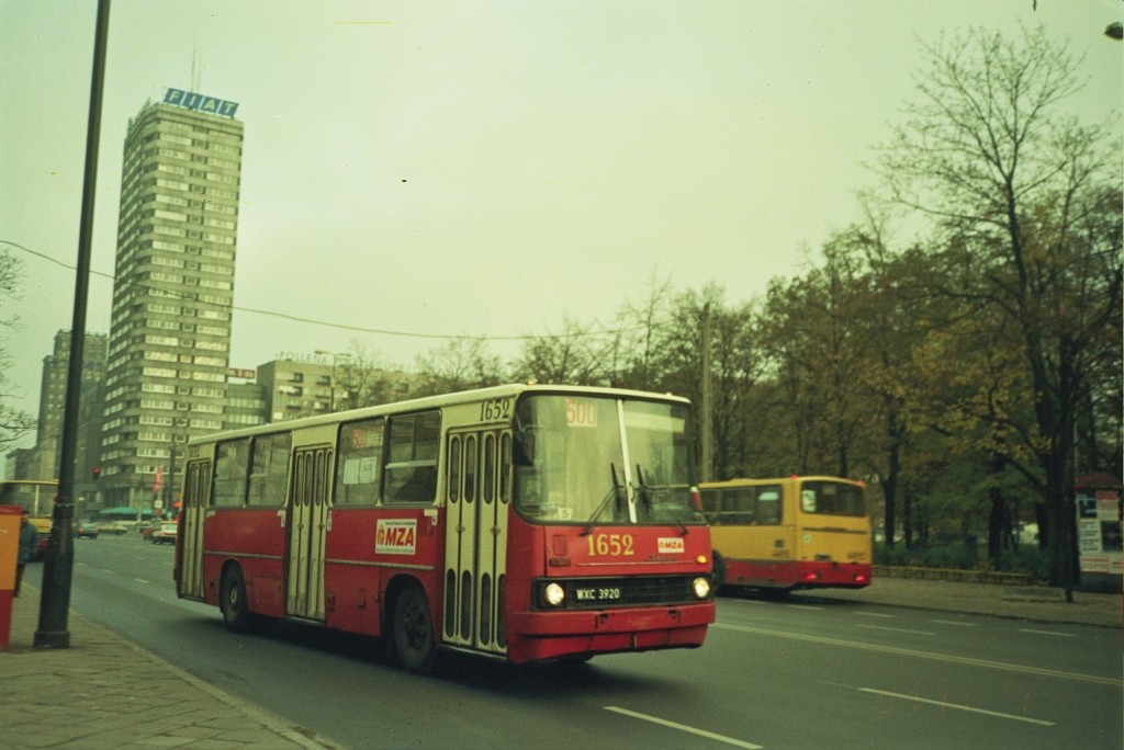 1652
IK260.04, rok prod 1983, wpisany na stan 4.11.1985, NG'91, kasacja 1998
Gdy kursowały cmentarne, tak wyglądała 500-tka
Słowa kluczowe: 1652 500 1997