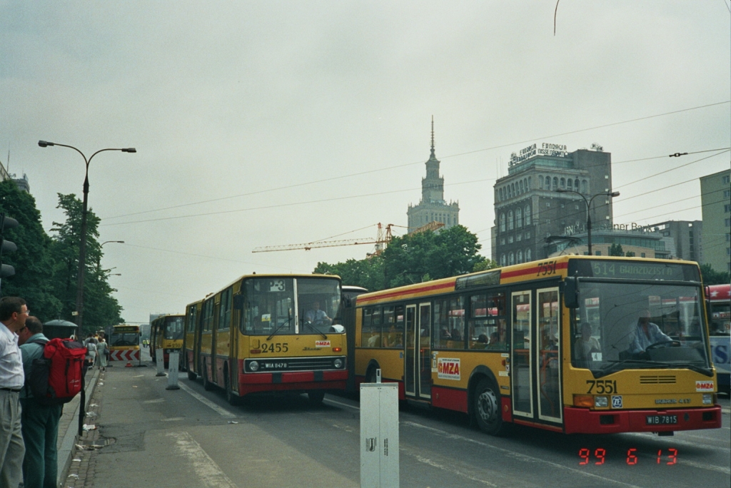 7551
Dwie generacje Ikarusa w natarciu
Słowa kluczowe: IK417 7551 514 IK280 2455 P-3 Marszałkowska 1999