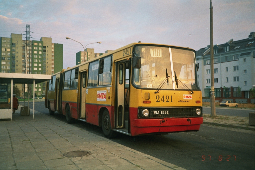 2421
W wakacje na wielu solówkowych liniach pojawiały się przeguby. Jedną z takich linii była 118 obsługiwana przez Chełmska i Stalową, wtedy na trasie Ursynów Płd-Bródno Suwalska
IK280.26 rok prod. 1987, NG '94, kasacja 2002
Słowa kluczowe: IK280 2421 118 ursynówPołudniowy 1997