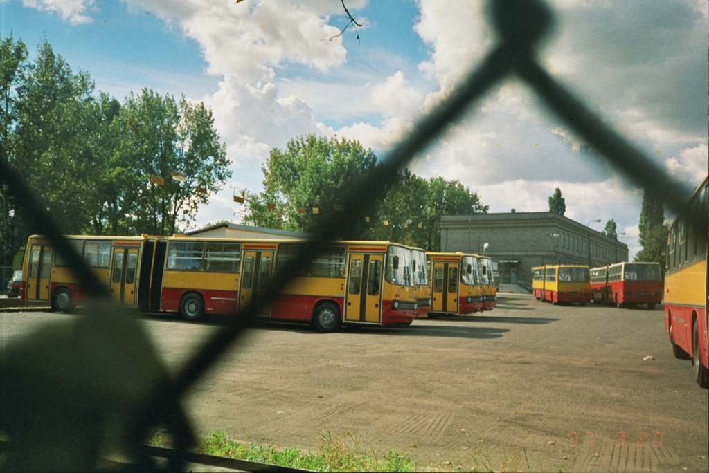 5760
20.09.1997r. Na placu stoją lśniące w słońcu nówki 5760 5761 5762 i 5763. Dzisiaj żadnego już nie ma...
Słowa kluczowe: IK280 5760 ZajezdniaRedutowa 1997