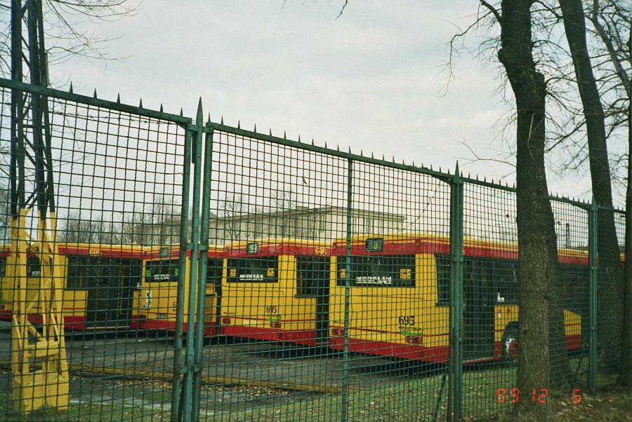 6950-54
Nowe, ostatnie Neoplany. Inflancka jak zwykle pośpieszyła się z numerami. Dwa z nich zostały odstrzelone przez inne niemieckie pojazdy, Mercedesy
Słowa kluczowe: N4020 6950 ZajezdniaInflancka 1999