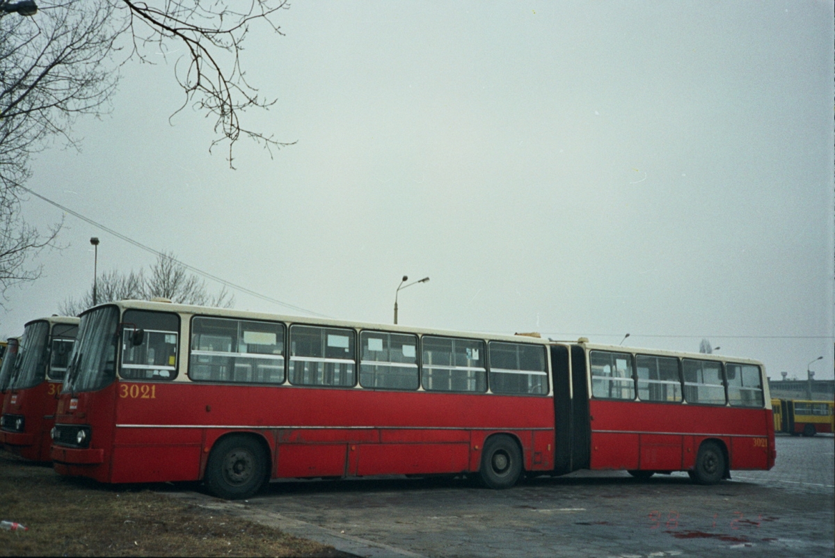 3021
Nowe Ikary serii 57xx potrzebowały miejsca, które zwolniły im starsi bracia. Skasowano wówczas resztki '84, '85 oraz większość piaseczyńskich '86, w tym widocznego 3021 oraz z jedną z pierwszych '87 3030
Słowa kluczowe: Ikarus 280