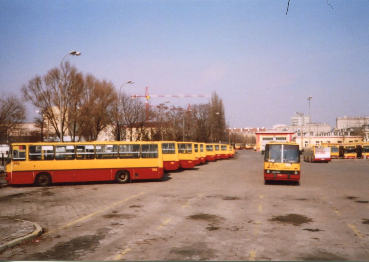 394, 2979
R-9 Chełmska. Sektor solówek. 2979 przygotowuje się do imprezy pożegnalnej
Słowa kluczowe: R-9 IK280