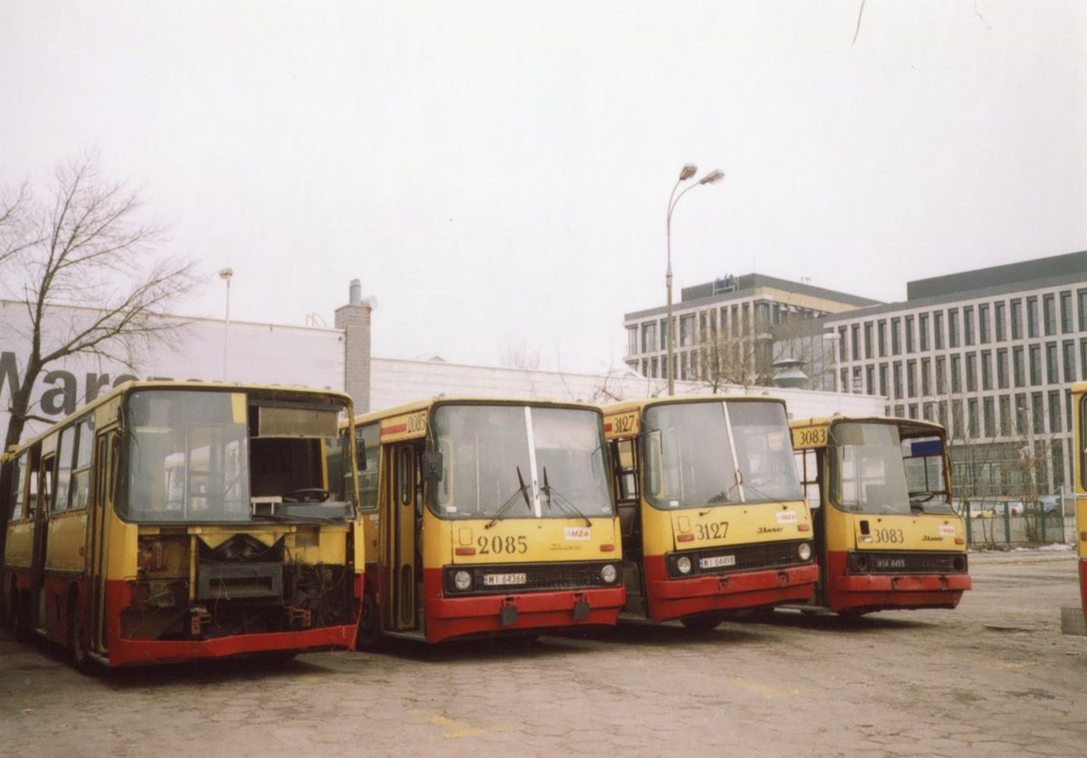 Złomowisko na Chełmskiej
Miejsce autobusów realizujących zadania przewozowe zajęły szroty z innych zajezdni. Przeniesienie szrotów na plac R-9 miał zwolnić miejsce zapchanym pozostałym zajezdniom
Słowa kluczowe: R-9 IK280