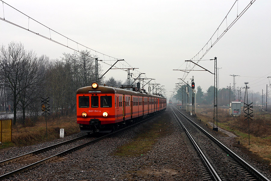 EN57-1586
Kibelki 1586 oraz 1587 z Zakładu Przewozów Regionalnych w Warszawie, jako pociąg osobowy 9308/557 z Żyrardowa do Pilawy, wtaczają się do Jaktorowa. To jedne z pierwszych moich cyfrowych fotek...
Słowa kluczowe: PrzewozyRegionalne MZPR EN571586 EN571587 Jaktorow