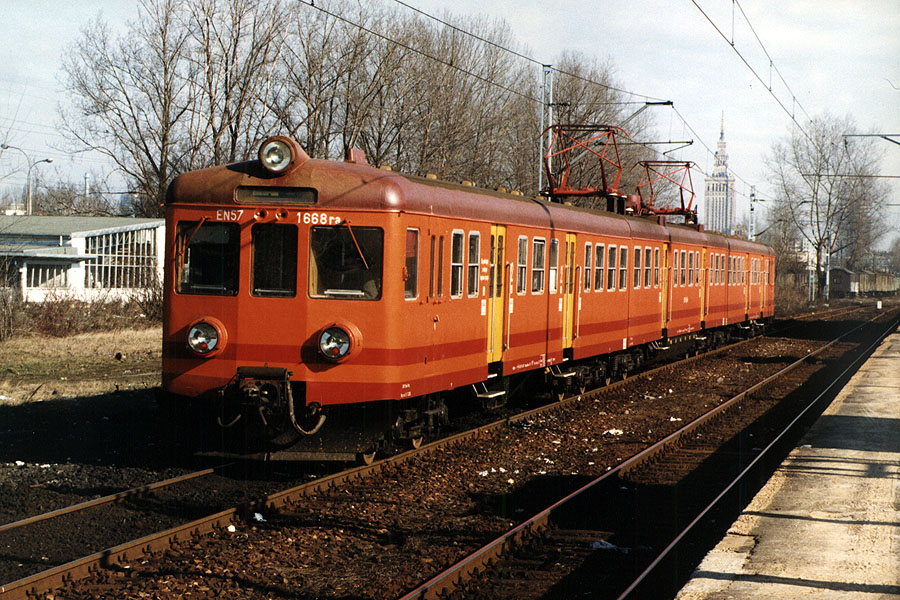 EN57-1668
"Klasa", czyli pociąg służbowy Warszawa Zachodnia - Warszawa Główna Towarowa WOB. Jak widać świeżo porewizyjne jednostki pracowały w pocie czoła nad wożeniem paru kolejarzy.
Słowa kluczowe: PKP EN571668 WarszawaZachodnia EN57